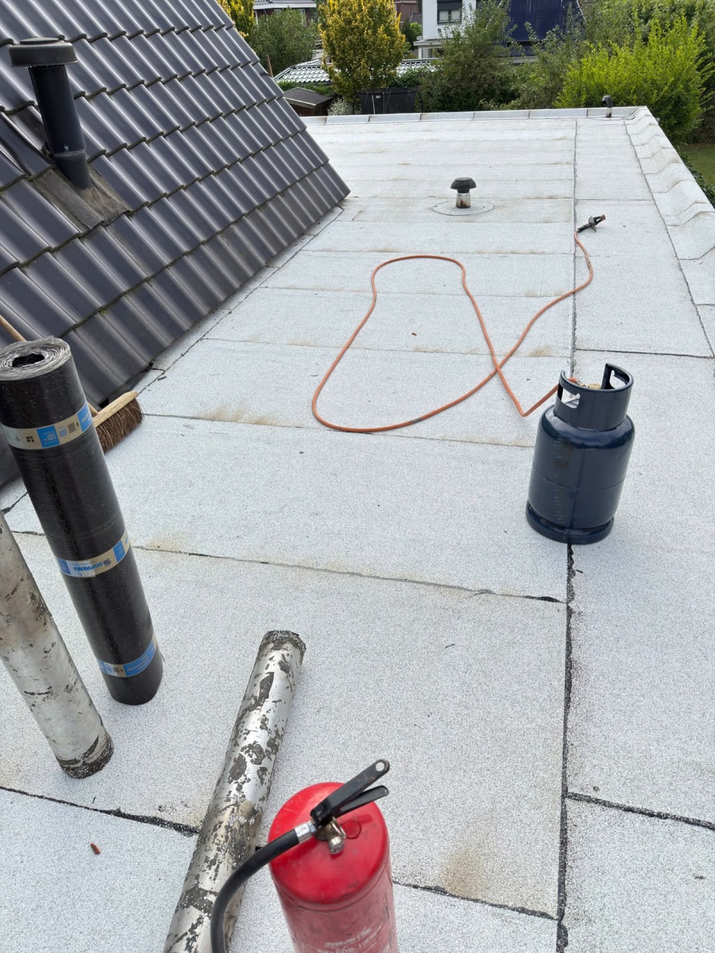 Bitumen materiaal klaargelegd voor een dakproject in Montfoort