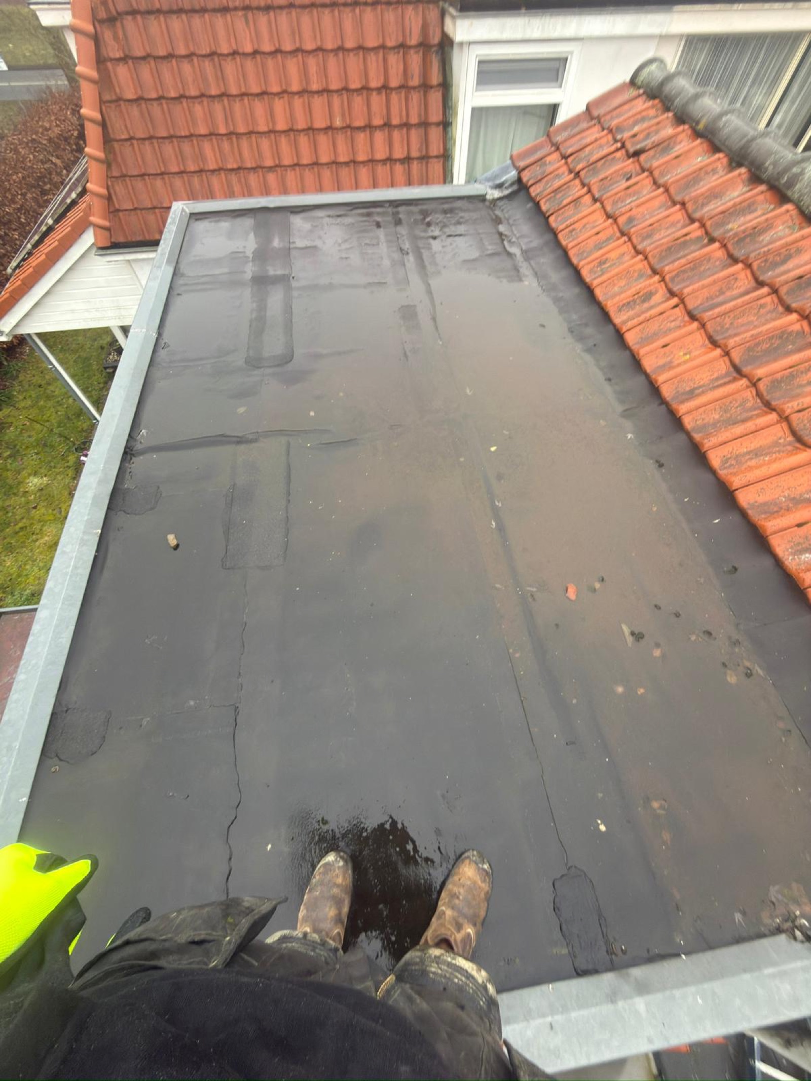 Dakdekker staand op nieuw bitumen dak