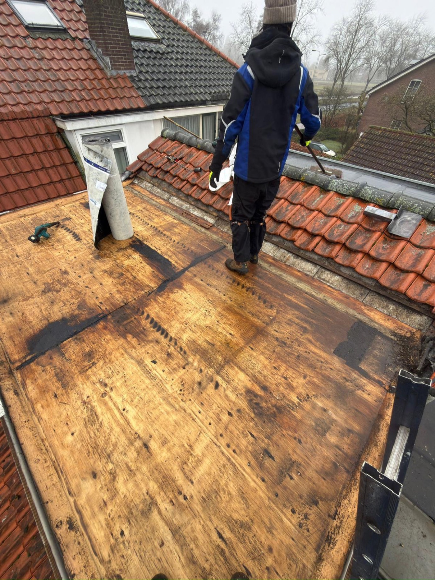 Dakdekker aan het werk op plat dak