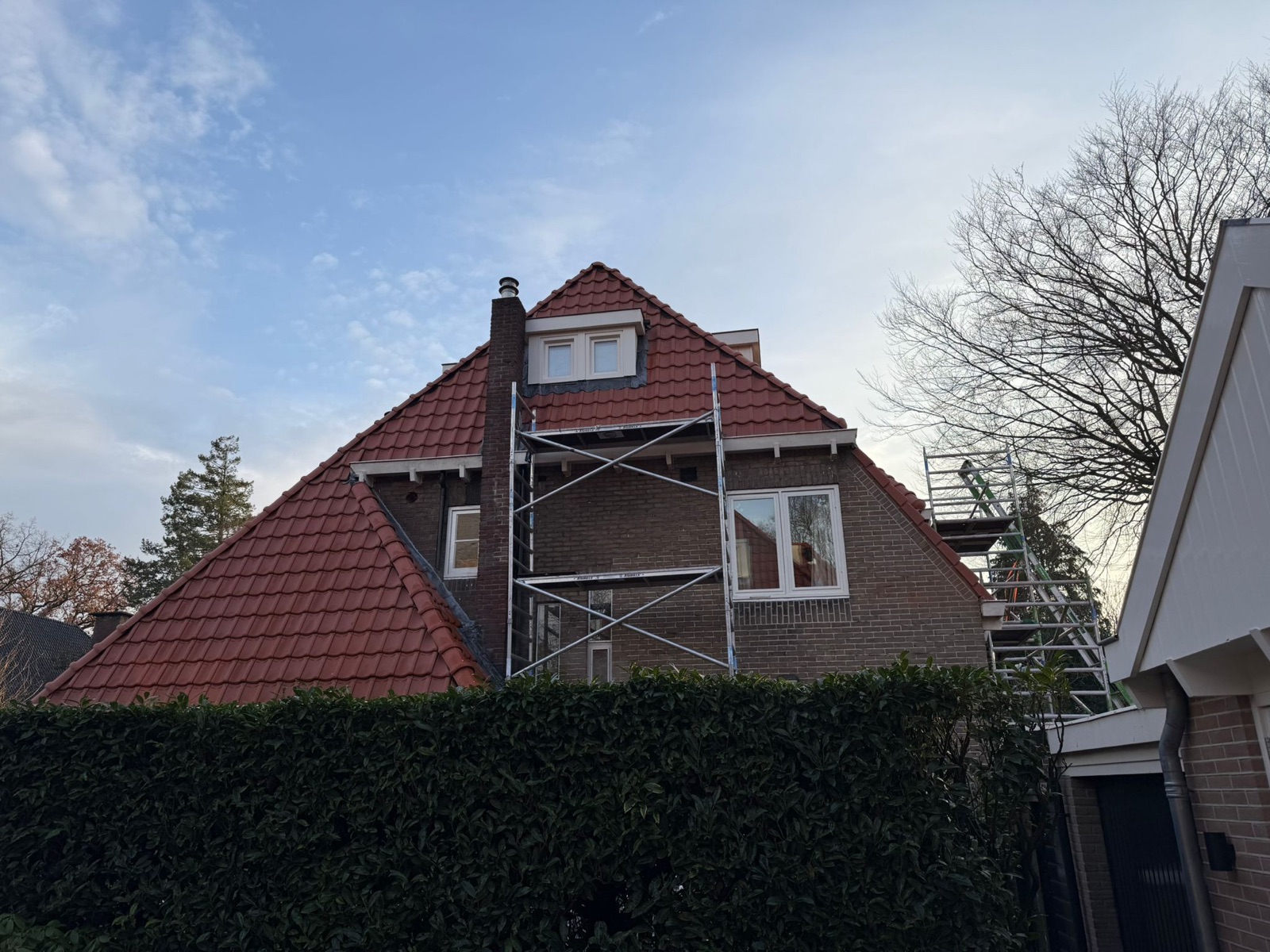 Steigerbouw rondom een woning voor dakwerkzaamheden in Bunnik