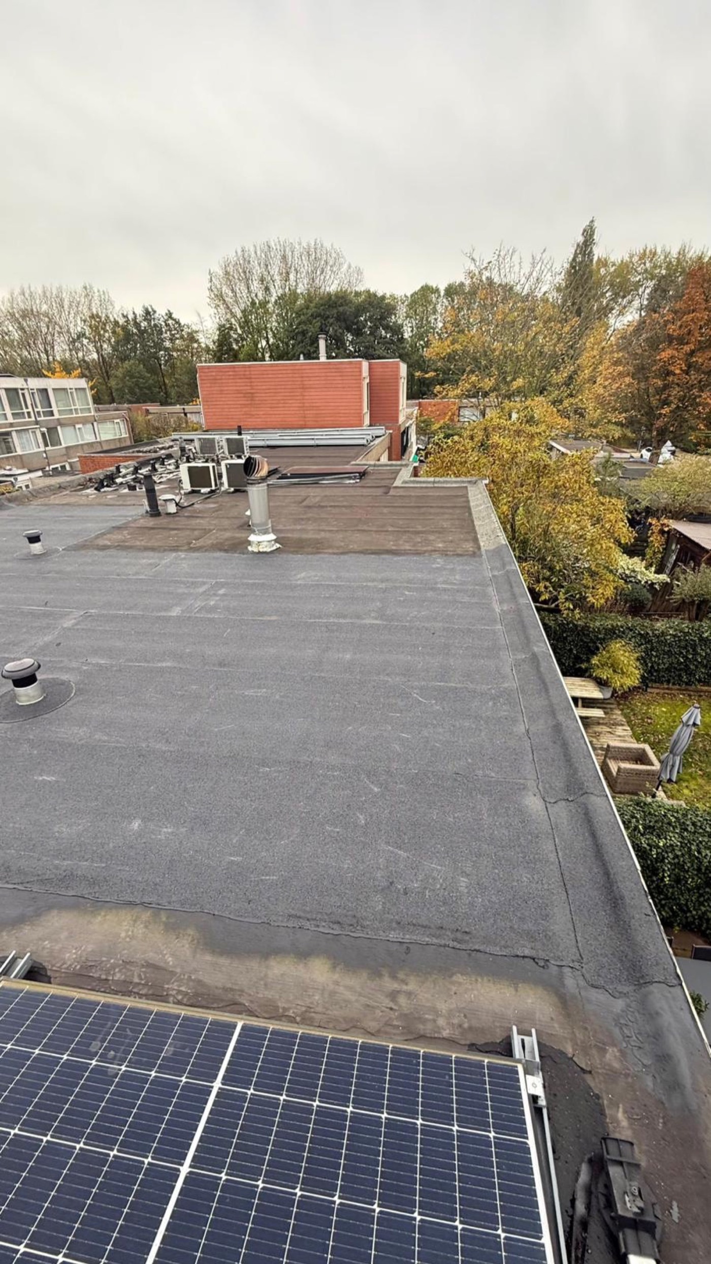 Plat dak met zonnepanelen voorbereid door Tempodak in Bilthoven