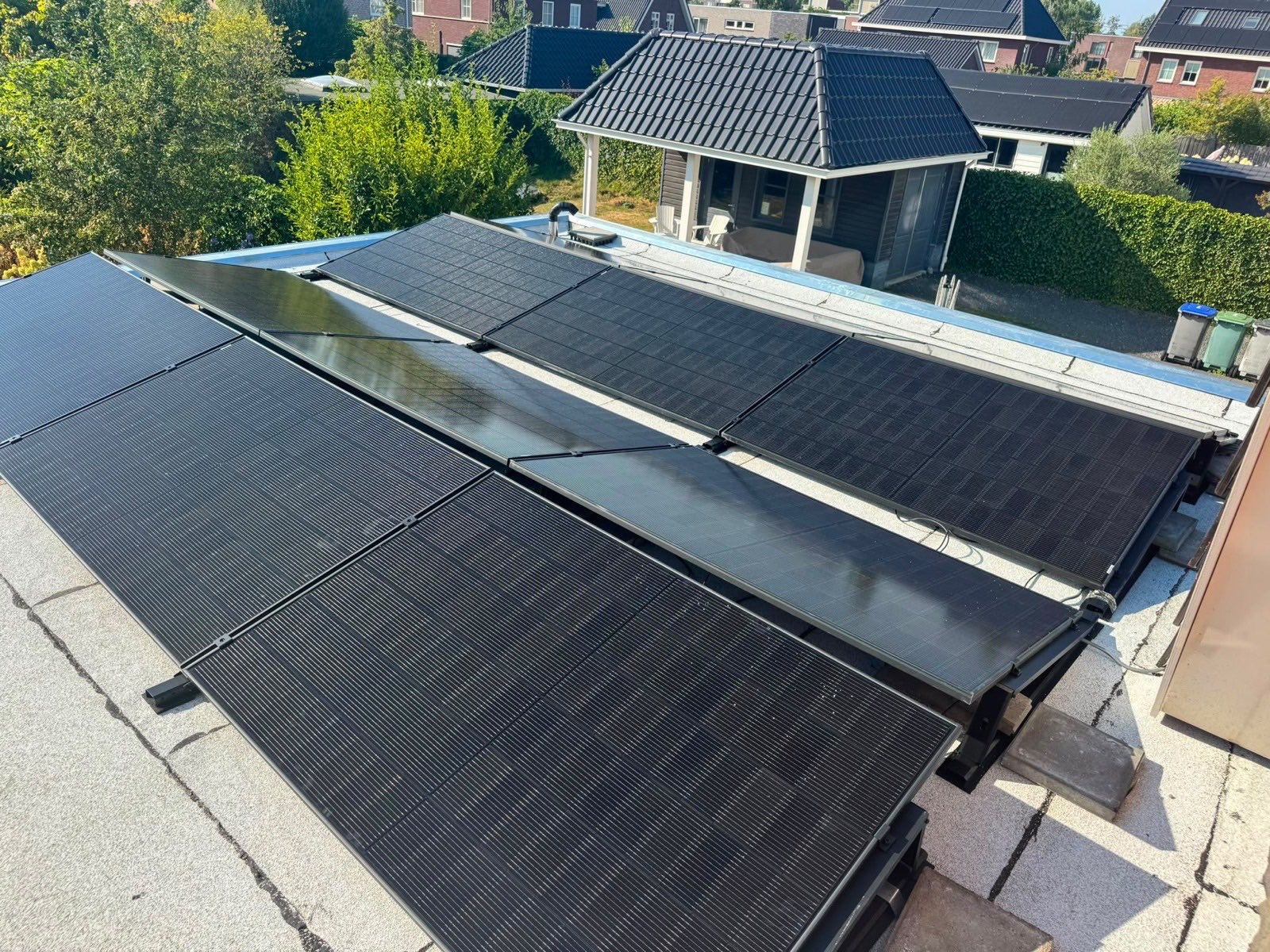 Zonnepanelen met ballastsysteem op een plat bitumen dak