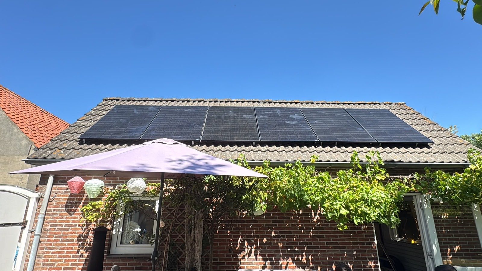 Zonnepanelen op het dak van een schuur